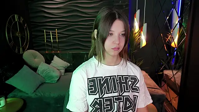 ElizaMild online show from January 2025 01:13:01 PM