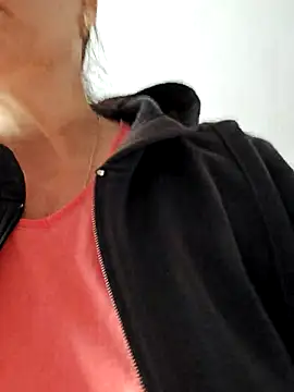 Snapshot of IsabelleCraft chatting on November 2025 09:21:02 AM IsabelleCraft online show from November 2025 09:21:02 AM