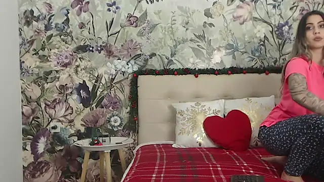 RoseDiamond06 online show from December 2025 02:45:02 PM