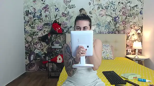 Snapshot of RoseDiamond06 chatting on May 2026 05:35:01 AM RoseDiamond06 online show from May 2026 05:35:01 AM
