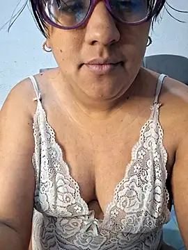 Snapshot of ZaidaWet chatting on November 2025 12:04:01 PM ZaidaWet online show from November 2025 12:04:01 PM