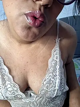 Snapshot of ZaidaWet chatting on November 2025 11:46:01 AM ZaidaWet online show from November 2025 11:46:01 AM