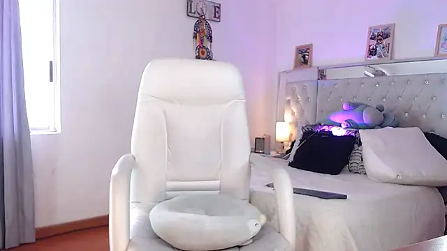 hollythomson online show from February 2025 06:54:01 PM