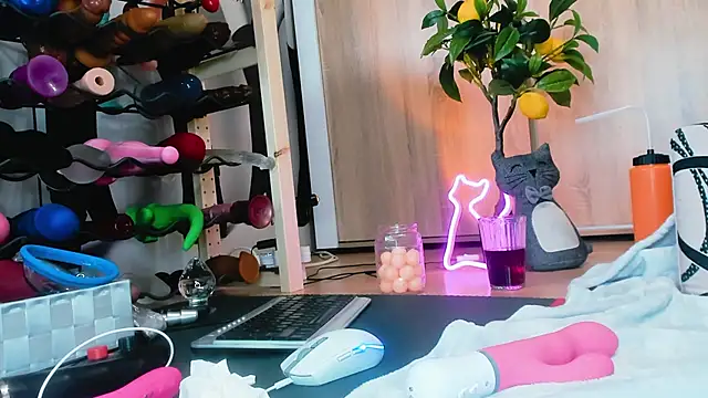 Anal Queen Mona online show from December 2024 09:04:02 PM