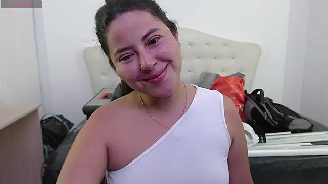 Snapshot of AliceMuller chatting on December 2024 01:37:01 AM AliceMuller online show from December 2024 01:37:01 AM