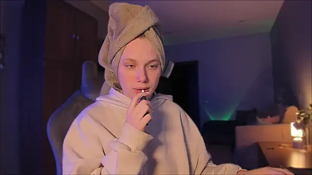 Snapshot of Rachel_Ro chatting on December 2024 08:34:01 PM Rachel Ro online show from December 2024 08:34:01 PM