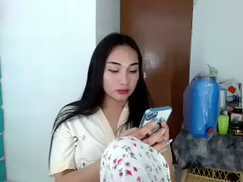 Snapshot of SweetLilly_18 chatting on December 2024 06:22:01 PM SweetLilly 18 online show from December 2024 06:22:01 PM