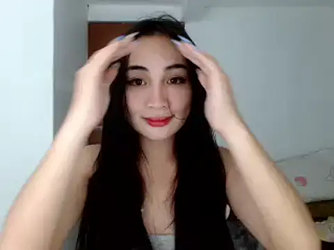 Snapshot of SweetLilly_18 chatting on December 2024 03:44:01 PM SweetLilly 18 online show from December 2024 03:44:01 PM