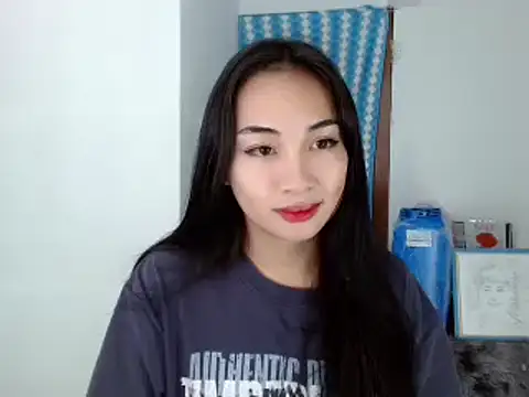 Snapshot of SweetLilly_18 chatting on December 2024 10:12:02 AM SweetLilly 18 online show from December 2024 10:12:02 AM