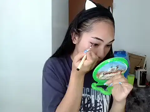 Snapshot of SweetLilly_18 chatting on December 2024 01:29:01 PM SweetLilly 18 online show from December 2024 01:29:01 PM