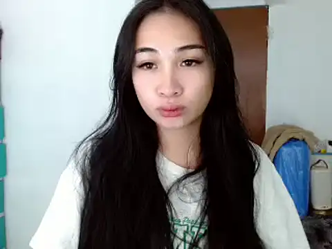 Snapshot of SweetLilly_18 chatting on December 2024 05:59:01 PM SweetLilly 18 online show from December 2024 05:59:01 PM