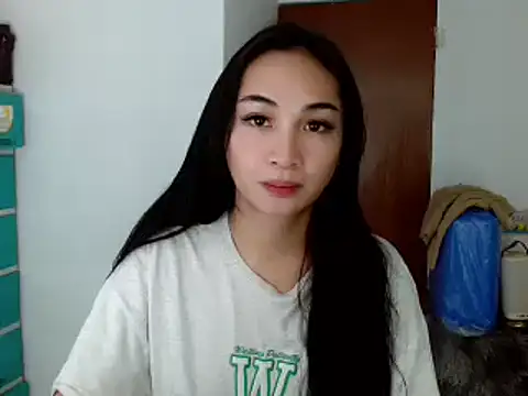 Snapshot of SweetLilly_18 chatting on December 2024 09:01:01 PM SweetLilly 18 online show from December 2024 09:01:01 PM