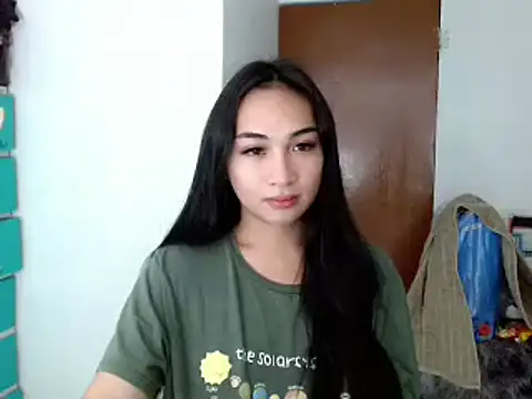 Snapshot of SweetLilly_18 chatting on December 2024 08:18:02 PM SweetLilly 18 online show from December 2024 08:18:02 PM