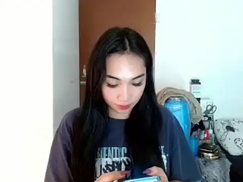 Snapshot of SweetLilly_18 chatting on December 2024 03:21:01 PM SweetLilly 18 online show from December 2024 03:21:01 PM