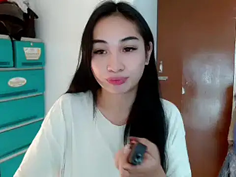 Snapshot of SweetLilly_18 chatting on December 2024 06:37:02 PM SweetLilly 18 online show from December 2024 06:37:02 PM