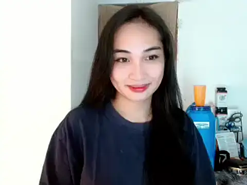 Snapshot of SweetLilly_18 chatting on January 2025 02:20:01 PM SweetLilly 18 online show from January 2025 02:20:01 PM