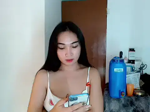 Snapshot of SweetLilly_18 chatting on January 2025 07:18:02 PM SweetLilly 18 online show from January 2025 07:18:02 PM