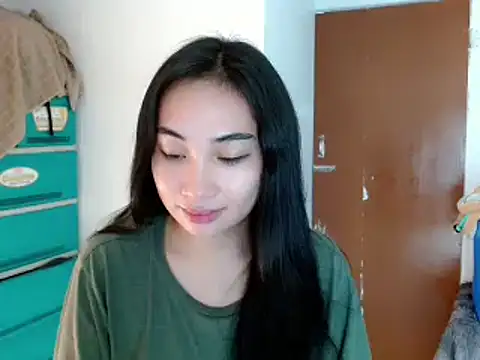 Snapshot of SweetLilly_18 chatting on January 2025 03:22:01 AM SweetLilly 18 online show from January 2025 03:22:01 AM