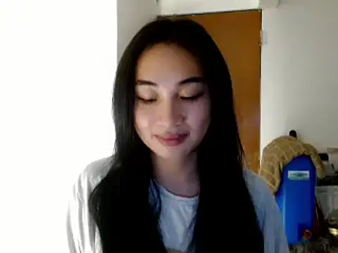 Snapshot of SweetLilly_18 chatting on January 2025 02:19:01 PM SweetLilly 18 online show from January 2025 02:19:01 PM