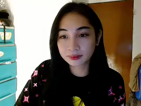 Snapshot of SweetLilly_18 chatting on January 2025 05:48:01 PM SweetLilly 18 online show from January 2025 05:48:01 PM