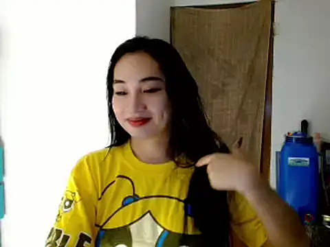 Snapshot of SweetLilly_18 chatting on January 2025 12:18:01 PM SweetLilly 18 online show from January 2025 12:18:01 PM