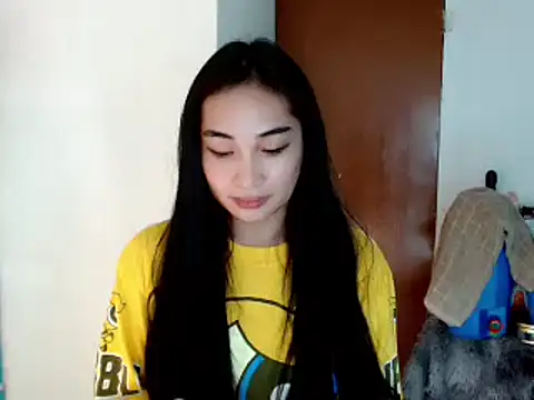 Snapshot of SweetLilly_18 chatting on January 2025 03:20:01 PM SweetLilly 18 online show from January 2025 03:20:01 PM