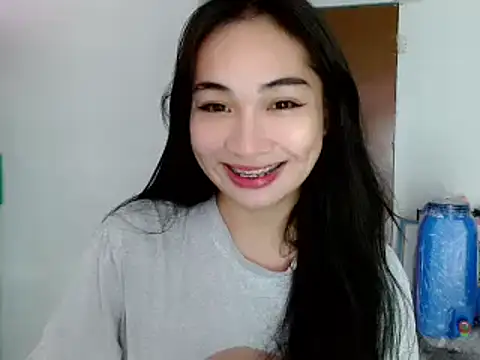 Snapshot of SweetLilly_18 chatting on January 2025 12:29:01 PM SweetLilly 18 online show from January 2025 12:29:01 PM