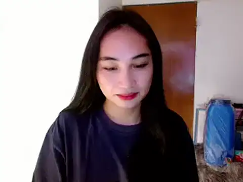 Snapshot of SweetLilly_18 chatting on January 2025 12:06:02 PM SweetLilly 18 online show from January 2025 12:06:02 PM