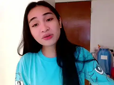 Snapshot of SweetLilly_18 chatting on January 2025 01:47:01 PM SweetLilly 18 online show from January 2025 01:47:01 PM