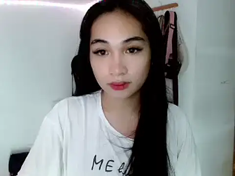 Snapshot of SweetLilly_18 chatting on February 2025 11:33:01 AM SweetLilly 18 online show from February 2025 11:33:01 AM