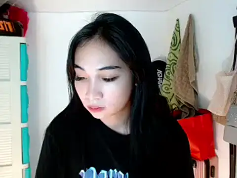 Snapshot of SweetLilly_18 chatting on February 2025 05:23:01 AM SweetLilly 18 online show from February 2025 05:23:01 AM