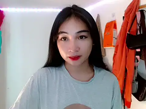 Snapshot of SweetLilly_18 chatting on February 2025 01:47:02 AM SweetLilly 18 online show from February 2025 01:47:02 AM