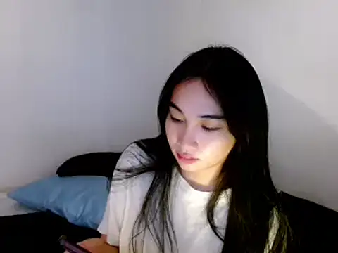 Snapshot of SweetLilly_18 chatting on March 2025 04:17:02 AM SweetLilly 18 online show from March 2025 04:17:02 AM