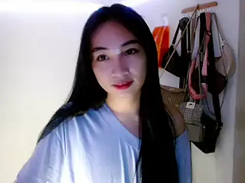 Snapshot of SweetLilly_18 chatting on March 2025 12:51:01 AM SweetLilly 18 online show from March 2025 12:51:01 AM