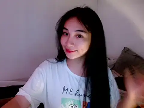 Snapshot of SweetLilly_18 chatting on March 2025 12:50:02 PM SweetLilly 18 online show from March 2025 12:50:02 PM