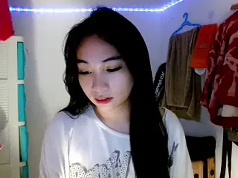 Snapshot of SweetLilly_18 chatting on March 2025 02:20:02 AM SweetLilly 18 online show from March 2025 02:20:02 AM