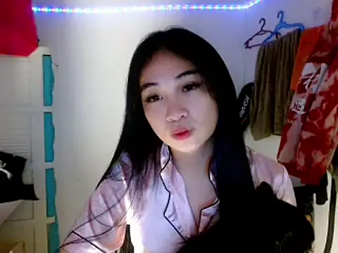 Snapshot of SweetLilly_18 chatting on March 2025 03:06:01 PM SweetLilly 18 online show from March 2025 03:06:01 PM