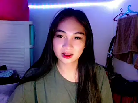 Snapshot of SweetLilly_18 chatting on March 2025 03:42:02 PM SweetLilly 18 online show from March 2025 03:42:02 PM