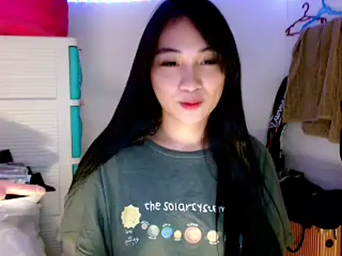 Snapshot of SweetLilly_18 chatting on March 2025 06:48:02 PM SweetLilly 18 online show from March 2025 06:48:02 PM