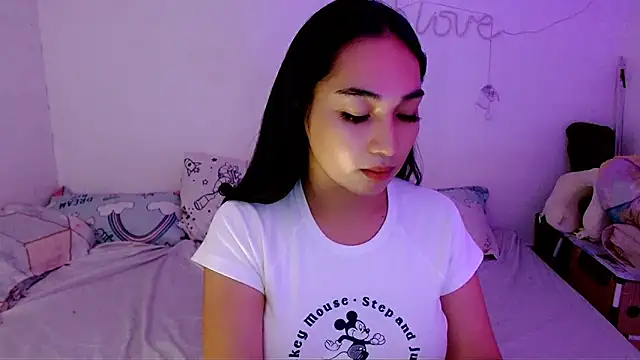 Snapshot of SweetLilly_18 chatting on September 2025 04:33:02 AM SweetLilly 18 online show from September 2025 04:33:02 AM