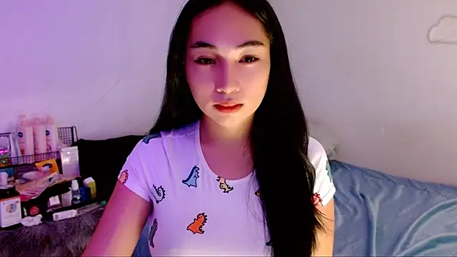 Snapshot of SweetLilly_18 chatting on September 2025 03:33:02 AM SweetLilly 18 online show from September 2025 03:33:02 AM