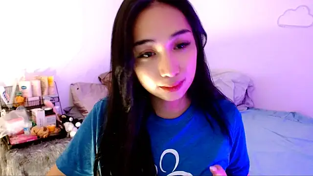 Snapshot of SweetLilly_18 chatting on November 2025 02:14:01 AM SweetLilly 18 online show from November 2025 02:14:01 AM