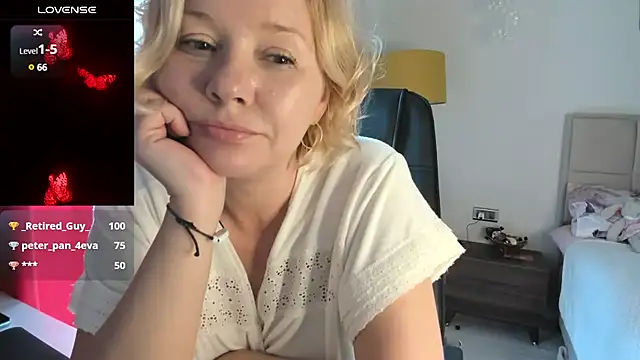 Snapshot of Colette__1977 chatting on March 2025 09:32:02 AM Colette  1977 online show from March 2025 09:32:02 AM