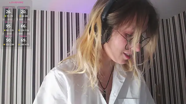 Snapshot of _Hanna_Moon_ chatting on December 2024 10:43:01 AM  Hanna Moon  online show from December 2024 10:43:01 AM