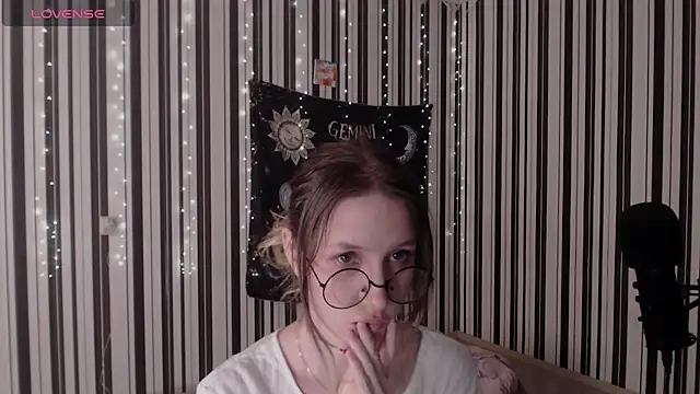 Snapshot of _Hanna_Moon_ chatting on October 2025 01:21:01 PM  Hanna Moon  online show from October 2025 01:21:01 PM