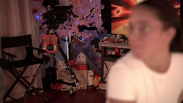 Nikki Torres online show from November 2025 01:50:02 AM