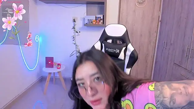 Snapshot of vaneelee chatting on February 2025 02:35:01 AM vaneelee online show from February 2025 02:35:01 AM