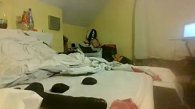 Snapshot of londonfuckwhore chatting on December 2024 04:31:01 AM londonfuckwhore online show from December 2024 04:31:01 AM