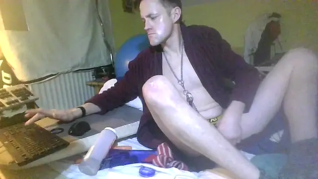 Snapshot of londonfuckwhore chatting on January 2025 04:25:01 AM londonfuckwhore online show from January 2025 04:25:01 AM