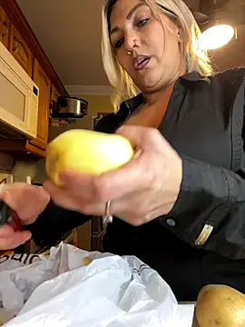 Snapshot of LittleMissEeve chatting on November 2025 03:27:01 AM LittleMissEeve online show from November 2025 03:27:01 AM